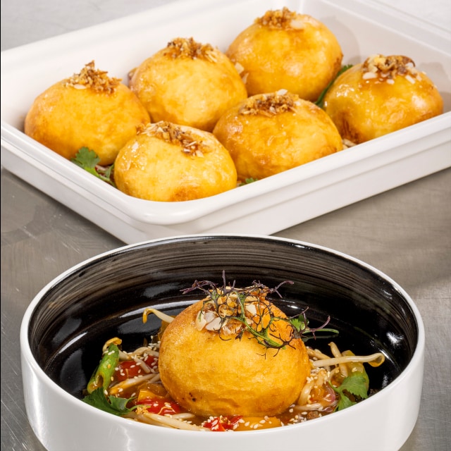 Pampuchy drożdżowe nadziane aromatycznym farszem sos słodko-pikantny/ złocista granola